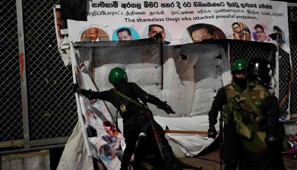 श्रीलंका: सेना ने प्रदर्शनकारियों के कैंपों पर धावा बोला